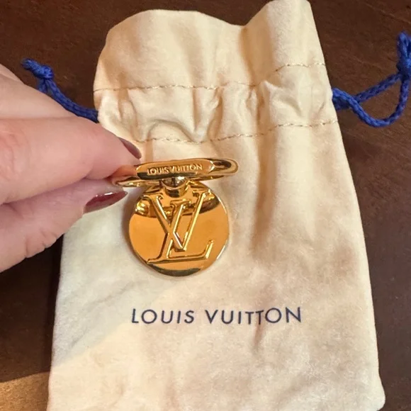 Louis Vuitton gold (heavy) ring holder. Brand new. Never used. - Picture 2 of 5